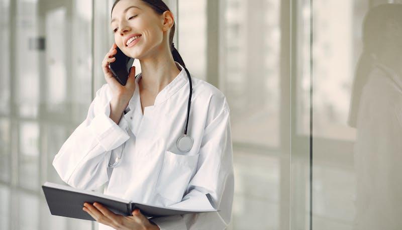 Studentessa di Medicina al telefono