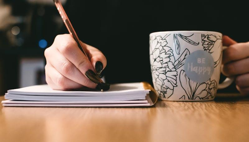 Studentessa che scrive durante la prima prova di Maturità 2024