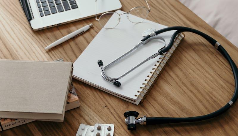 Stetoscopio e computer, simboli del punteggio minimo per il test di Medicina