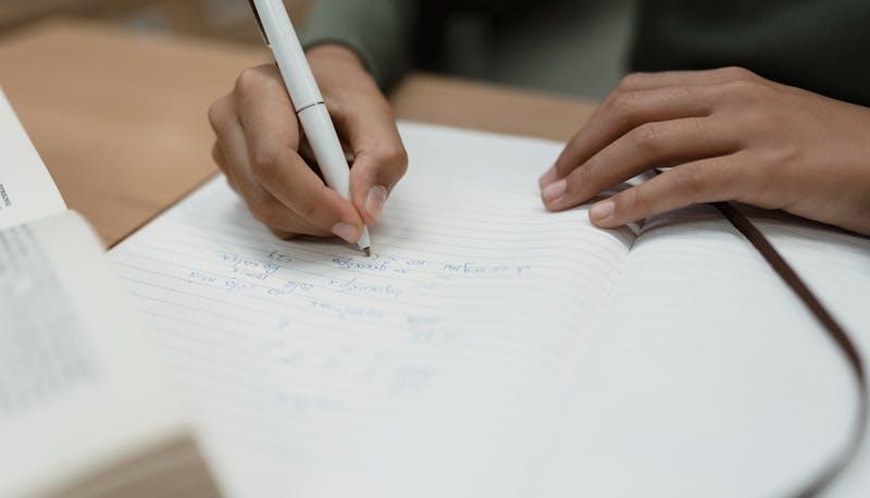 Studente mentre scrive il tema per la prima prova di Maturità 2024