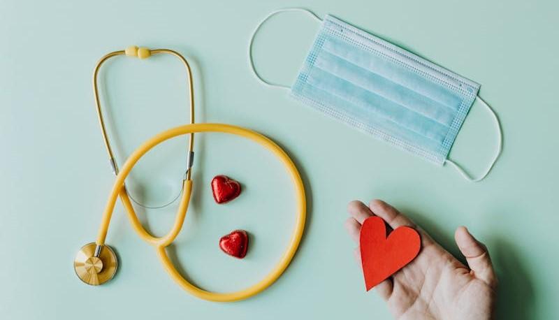Stetoscopio, mascherina e cuori: simboli del test di Medicina 2024