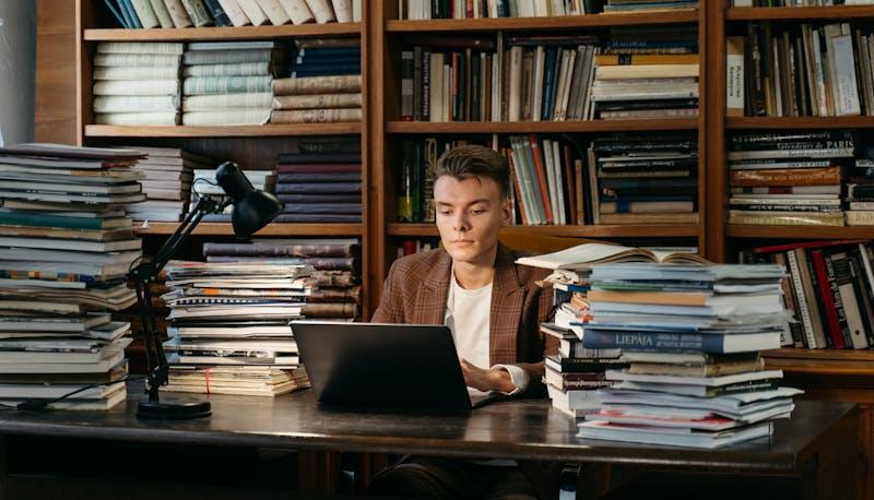 Studente quartino che controlla l computer come inserirsi nella graduatoria di Medicina 2024