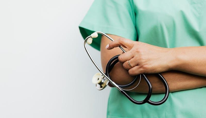 Medico con stetoscopio