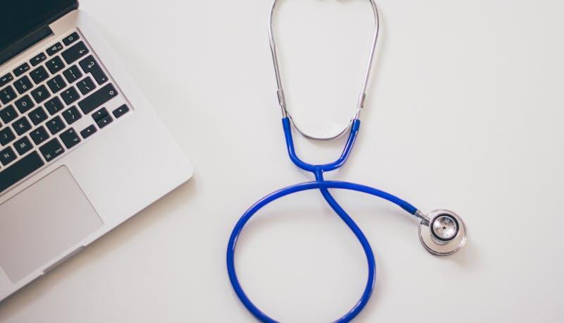 Stetoscopio e computer: simboli del test di Medicina 2024