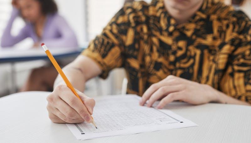 Studente che fa ritardo alla prima prova di Maturità
