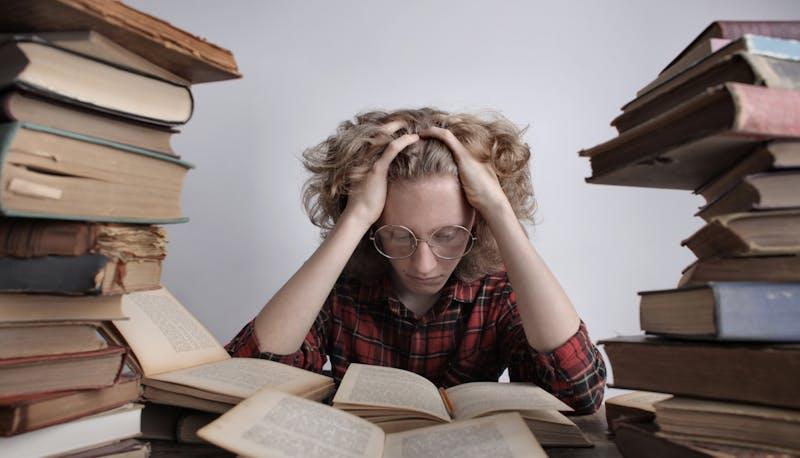 Ragazzo che studia per superare gli esami più difficili di Scienze Politiche