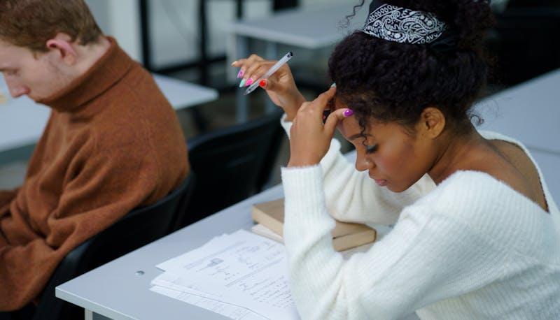 Studentessa fa la seconda prova di maturità 2024