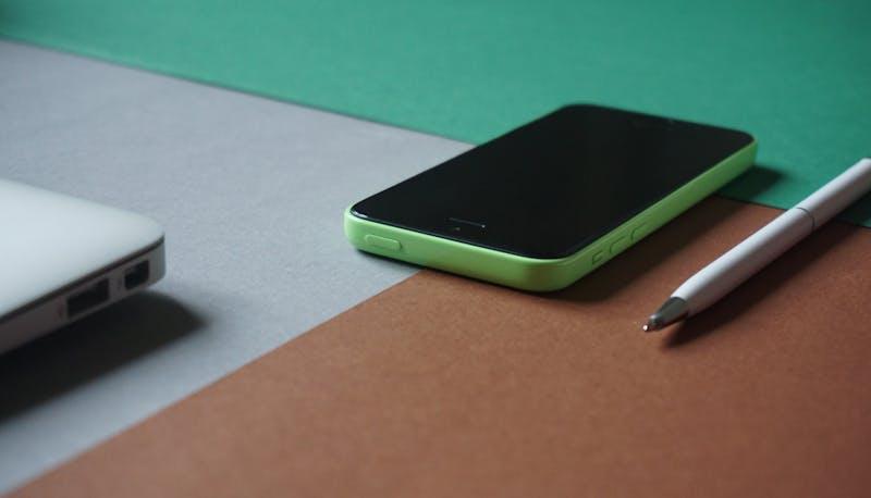 Cellulare, computer e penna sulla scrivania di uno studente dell'indirizzo Tecnico Elettronica Elettrotecnica e Automazione