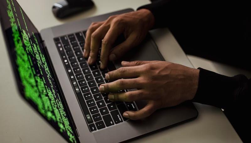 Studente di Informatica che fa coding al computer