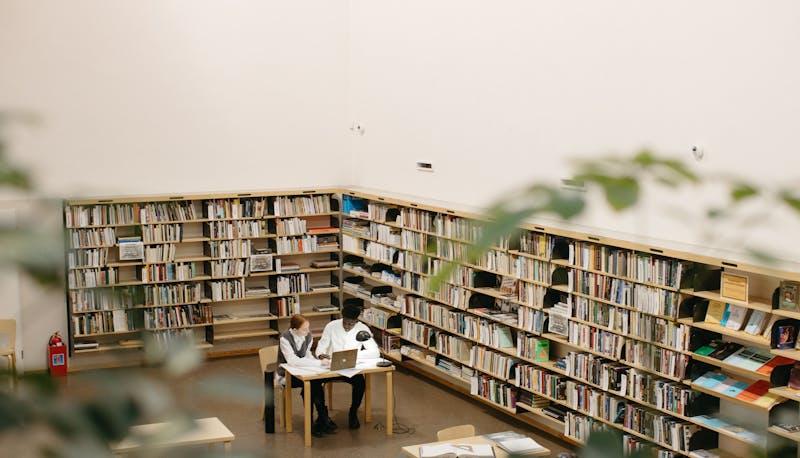 Studenti mentre studiano per la seconda prova di Maturità in programma per i Tecnici