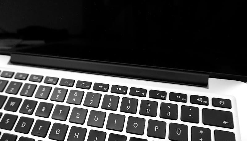 schermo e tastiera di un computer, strumento fondamentale per gli studenti di Telecomunicazione