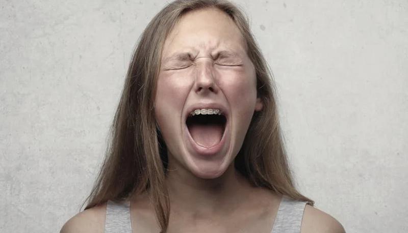urla bestemmia litiga con tutti la mia prof è folle sfogo studentessa fa discutere