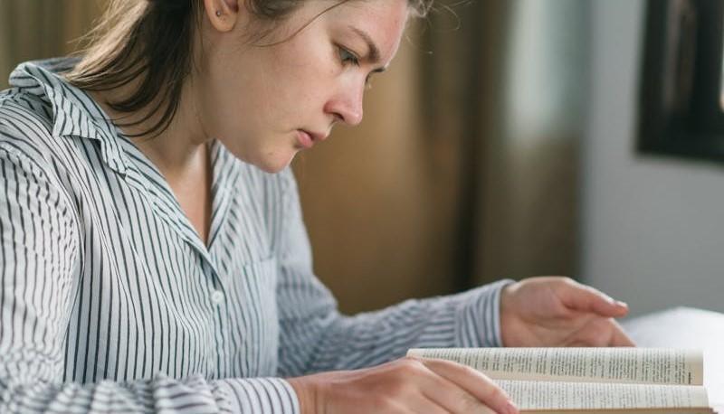 Studentessa del Liceo Classico studia sul dizionario per la seconda prova di Greco