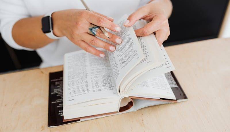 Studentessa sfoglia il dizionario di Greco per la seconda prova di Maturità