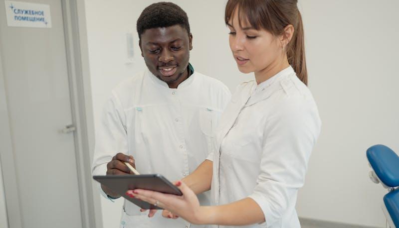 Due studenti aspiranti dottori che hanno passato il test di Medicina