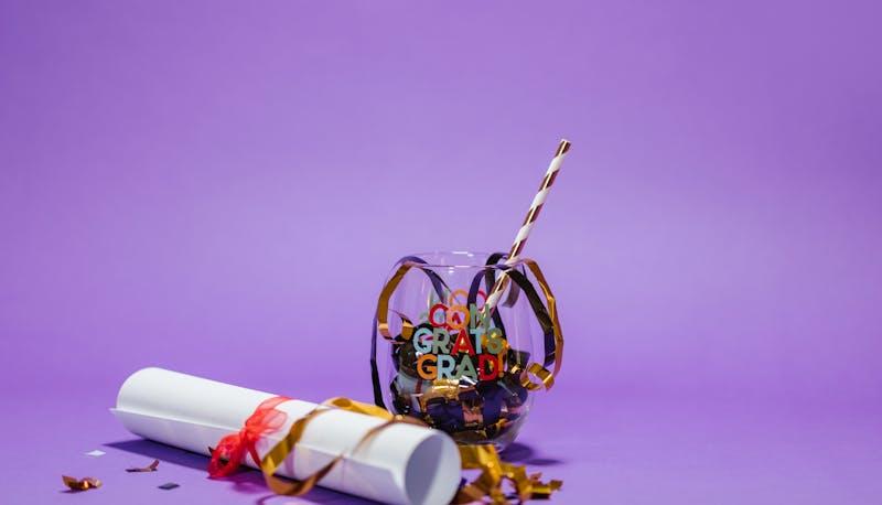 Pergamena di laurea e coriandoli per festeggiare la proclamazione