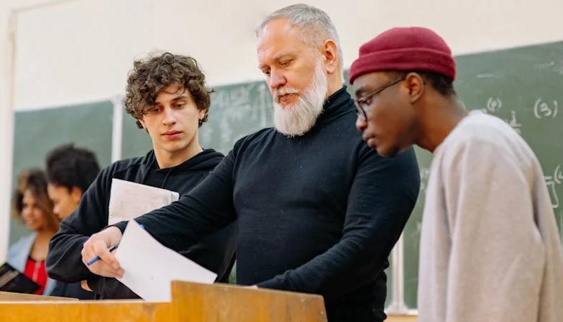 studenti discutono con docente