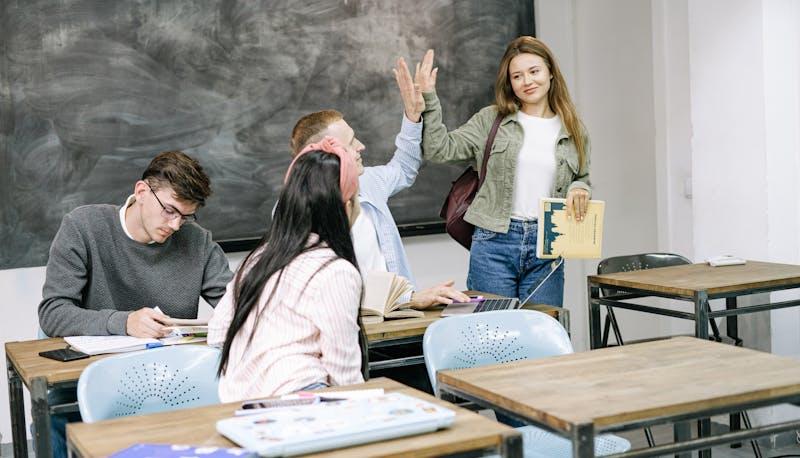 ragazzi che scrivono il tema per la prima prova di maturità