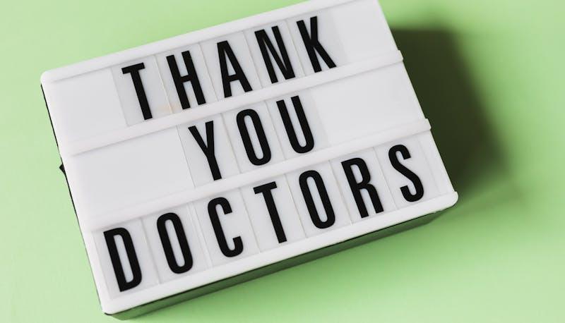 Cartellone con scritto "Thank you doctors", portafortuna per gli aspiranti medici che sostengono il test di Medicina 2024