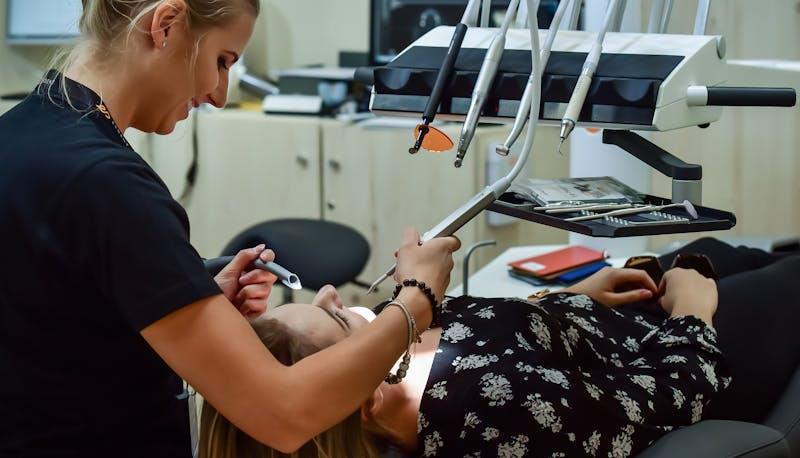 Dentista visita una giovane