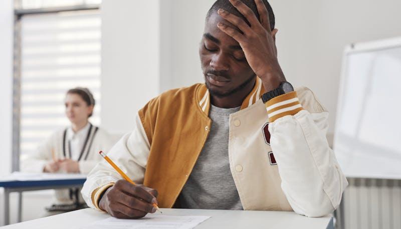 Studente che svolge la prima prova di maturità 2024