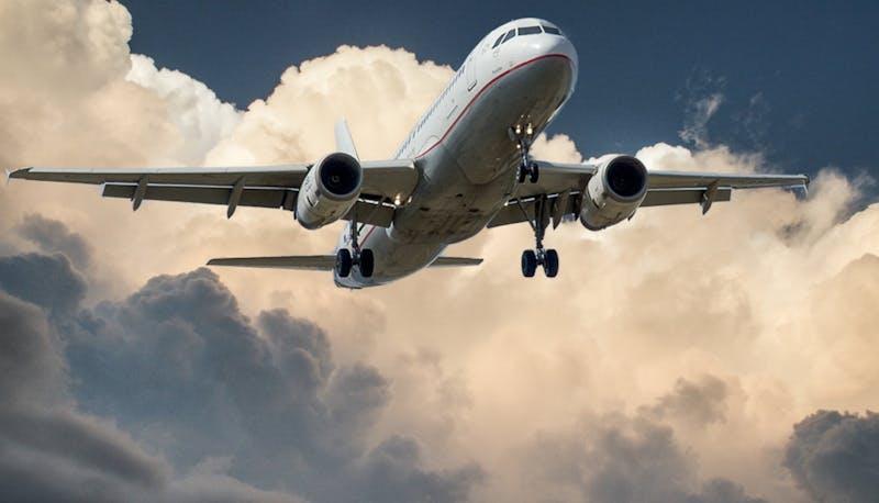passeggeri costretti a scendere dall'aereo