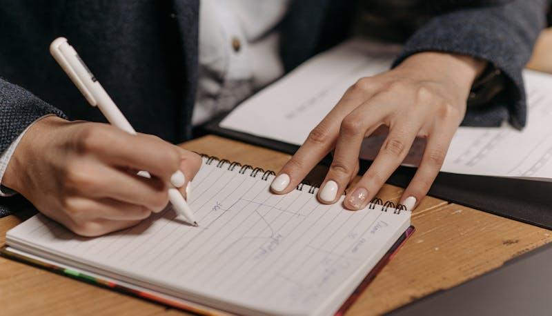 studentessa prende appunti per calcolare quali autori sono usciti di più alla Maturità