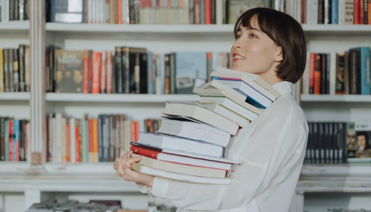 Studentessa friulana con una pila di libri si prepara al primo giorno di scuola