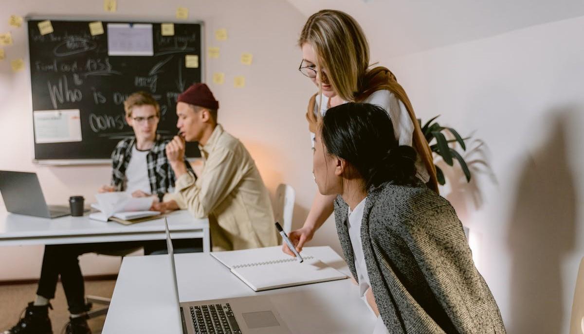Studenti controllano al computer il calendario scolastico 2024-2025 del Molise
