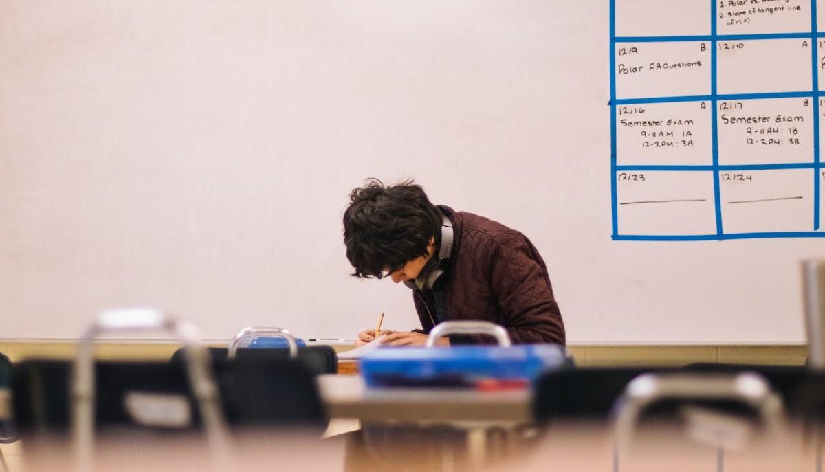 Studente al primo giorno di scuola in Sicilia