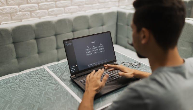 Studente al computer usa ChatGPT