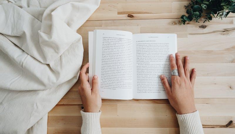 Studentessa legge libro di Joyce per prepararsi alla Maturità