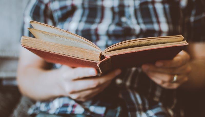 Studente legge Joyce in cerca di spunti per l'orale di Maturità