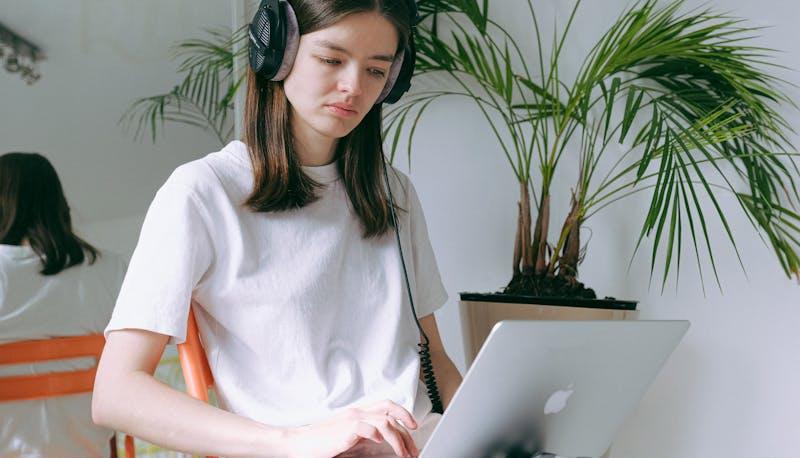 Studentessa studia al computer per l'esame orale di Maturità
