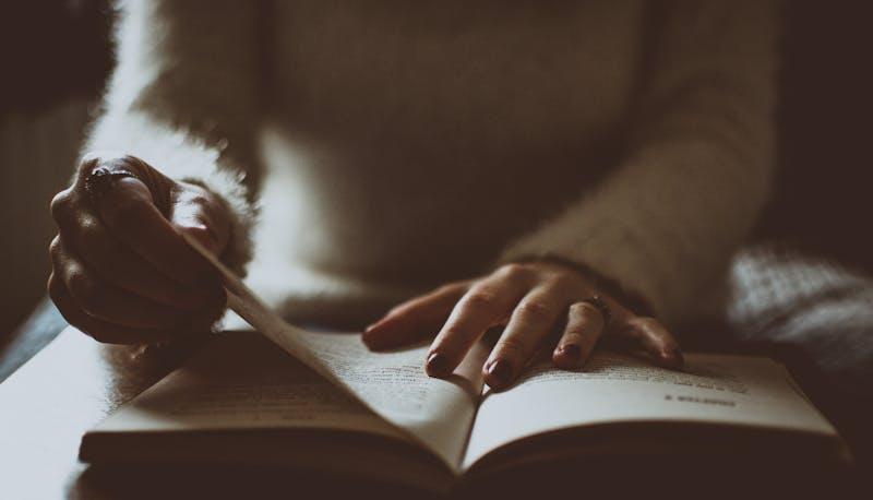 Studentessa ripassa per la seconda prova di Maturità
