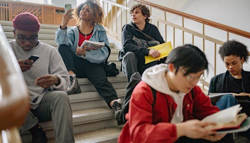 Studenti si preparano i bigliettini prima della Maturità