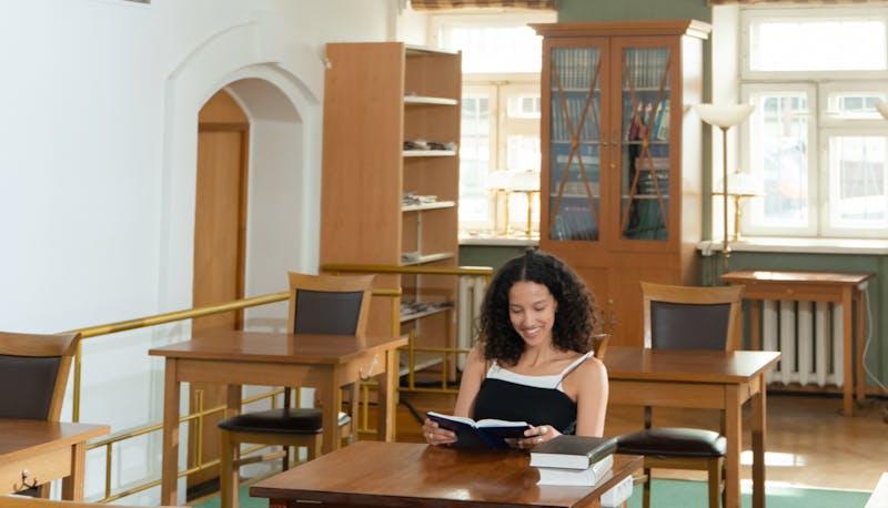 Studentessa si prepara alla seconda prova di Maturità in aula