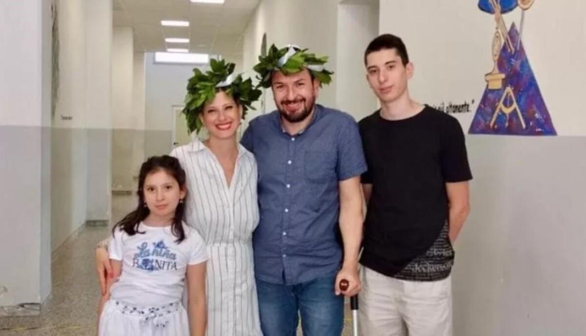 Angela e Giovanni, diplomati a 40 anni, in compagnia dei fiigli