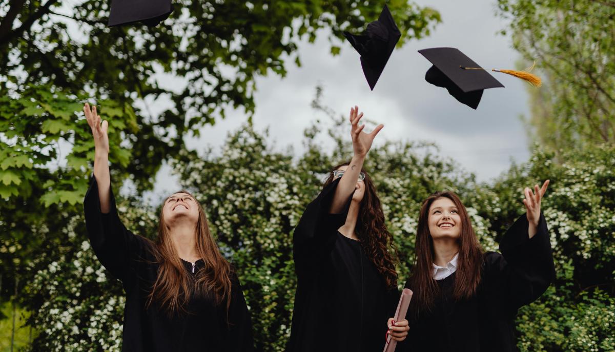 studenti festeggiano dopo la maturità