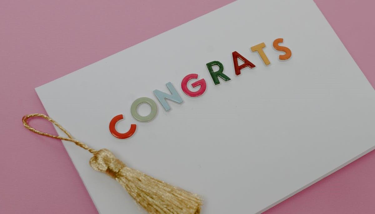 Busta con un messaggio di congratulazioni per chi si diploma