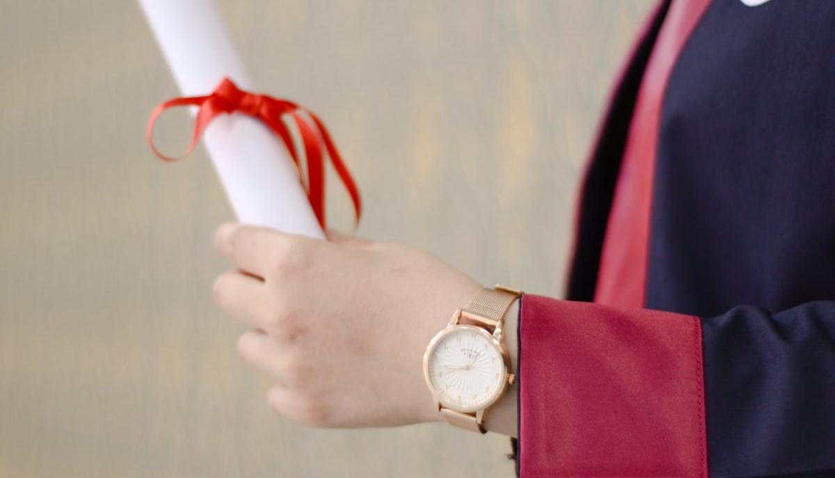 Studente che tiene in mano il diploma