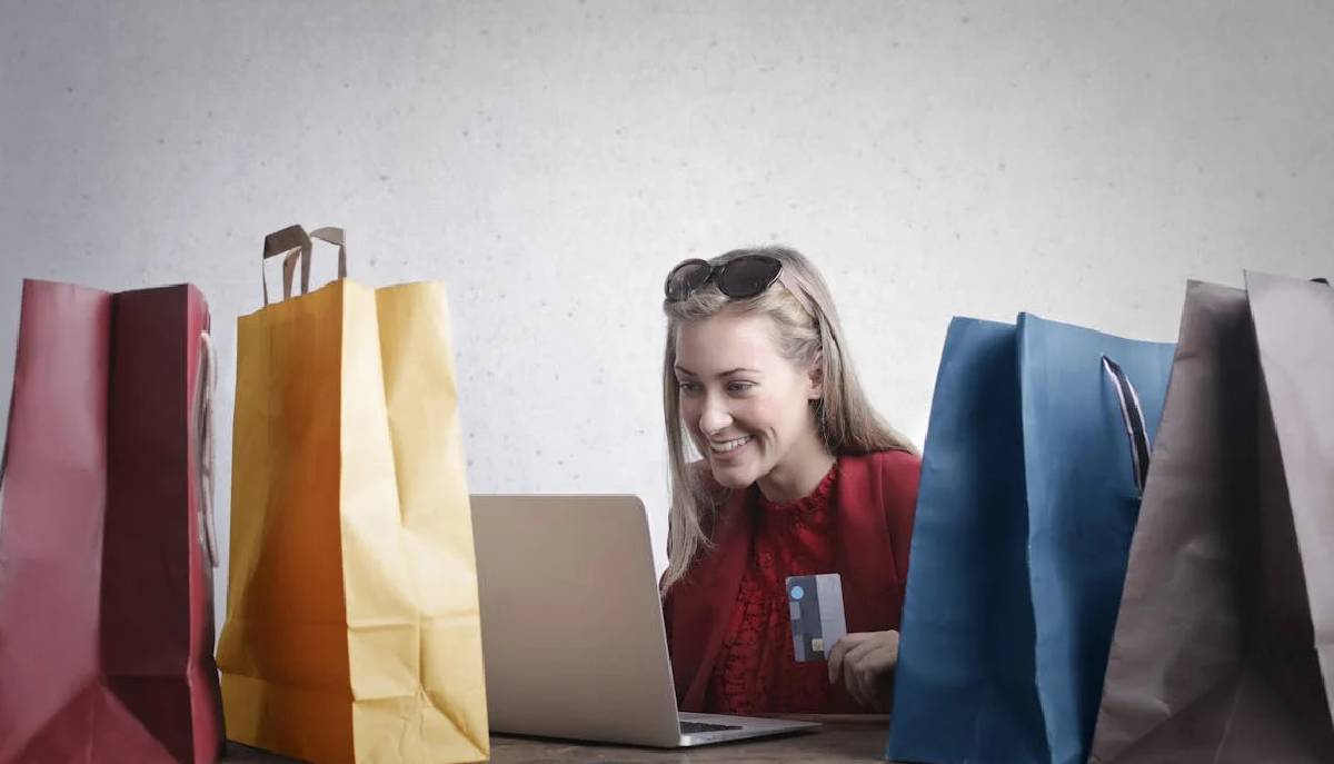 Adolescenti e denaro, gli “influencer” sono gli amici: 6 su 10 comprano per imitarli