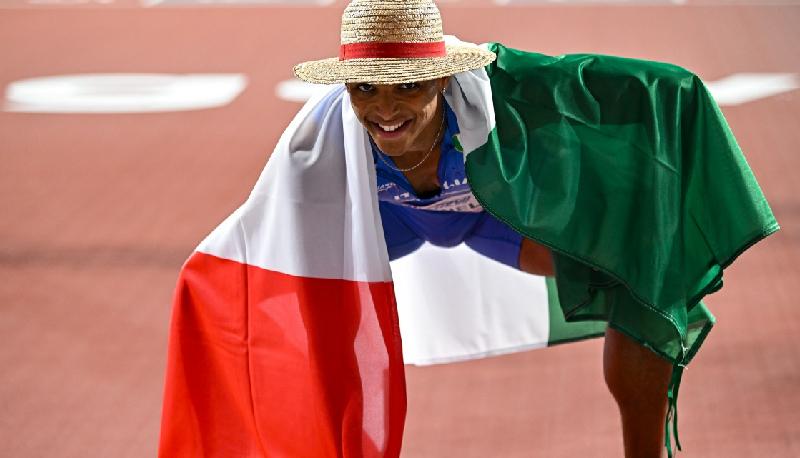 lorenzo simonelli festeggia l'oro e omaggia one piece