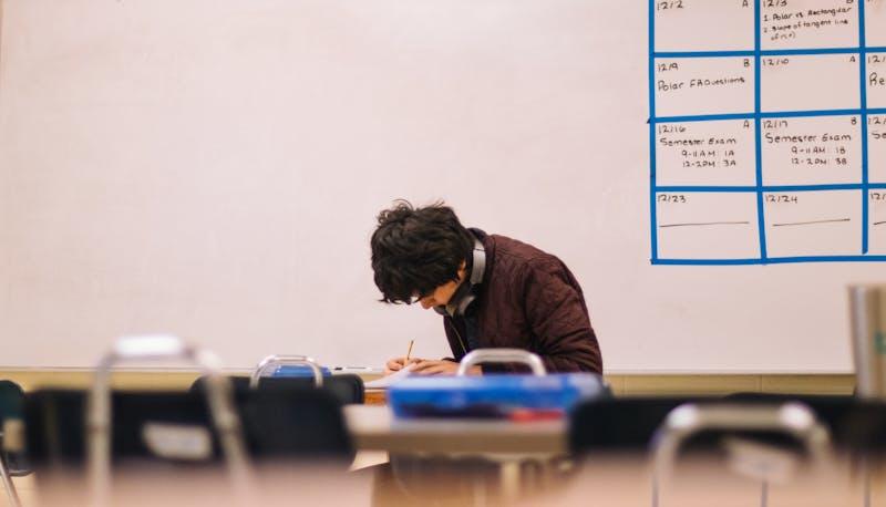 Studente mentre fa la prova di Matematica all'esame di terza media
