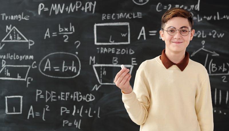 Studente ha scritto alla lavagna la soluzione della prova di Matematica all'esame di terza media