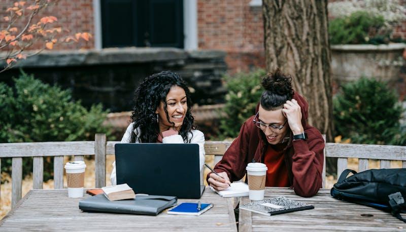 Studenti che ripassano insieme per la seconda prova di Maturità 2024