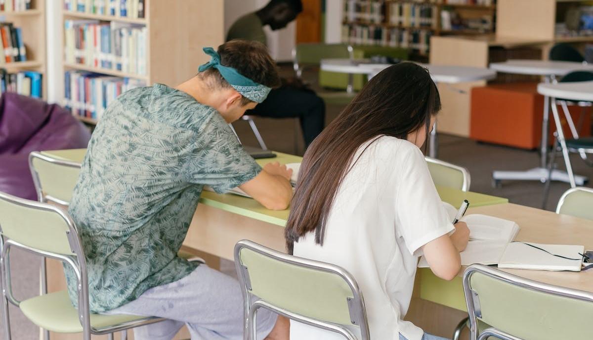 Studenti svolgono prova scritta di Maturità