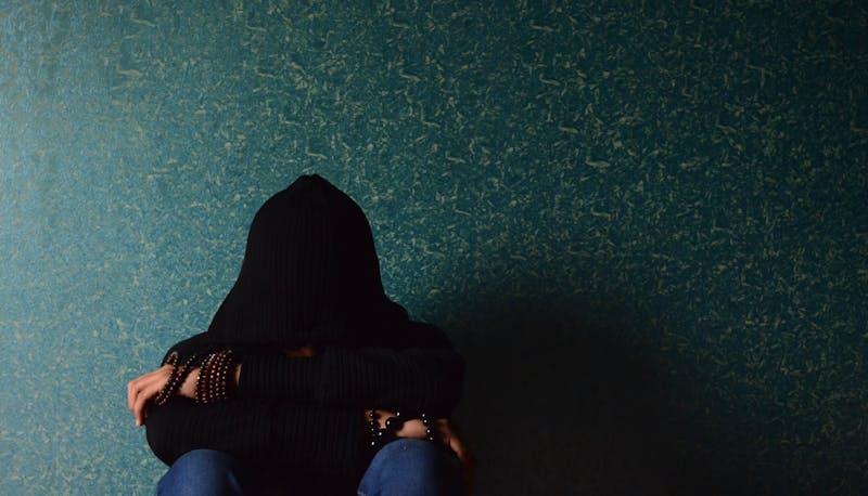 Studentessa ai piedi del letto, triste perché non è stata ammessa per la seconda volta alla Maturità