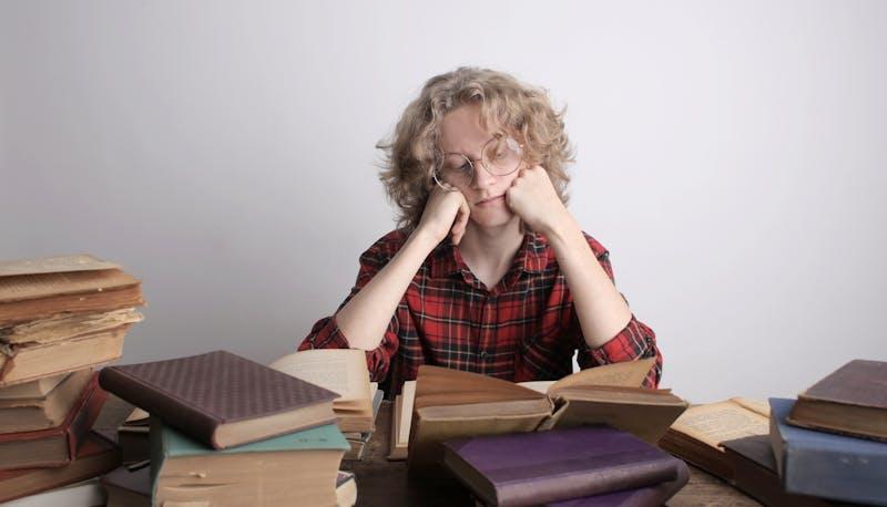 Studente che si esercita per la prima prova di Maturità
