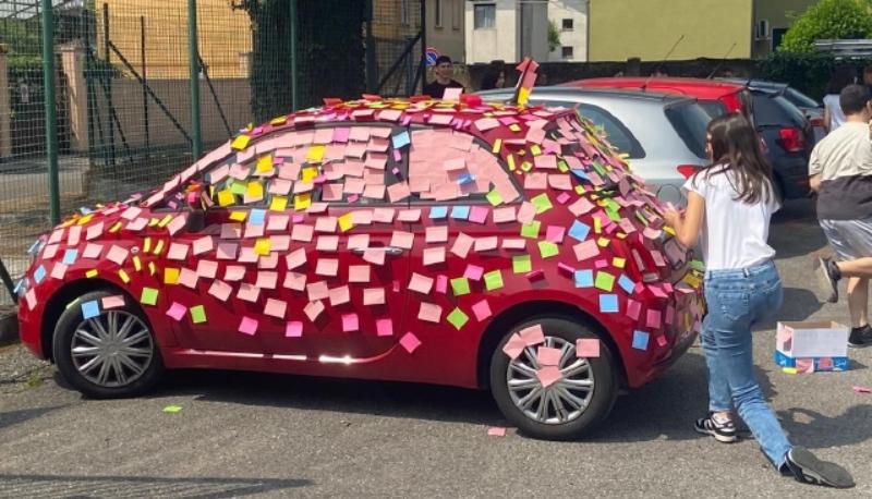 Studenti finiscono le medie e ricoprono l'auto della prof con post-it